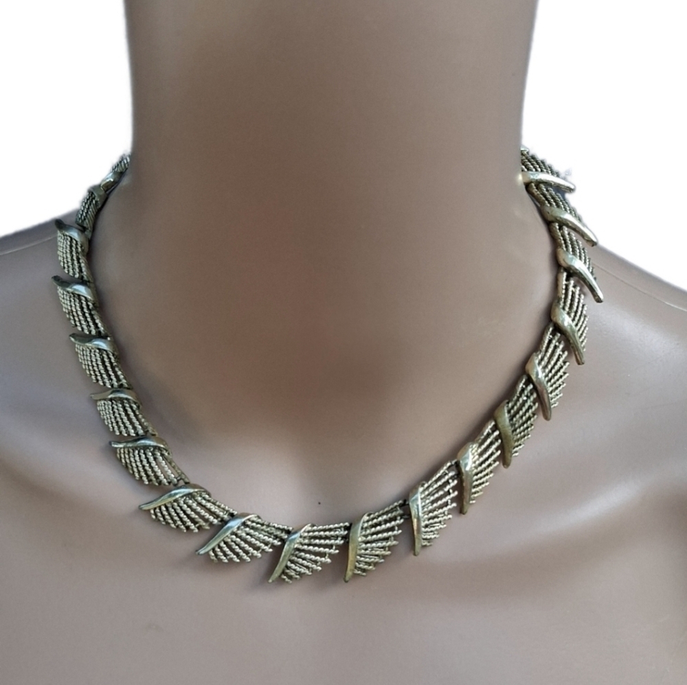 VINTAGE 1950s CORO GOLDTONE WING DESIGN LINK CHOKER NECKLACE